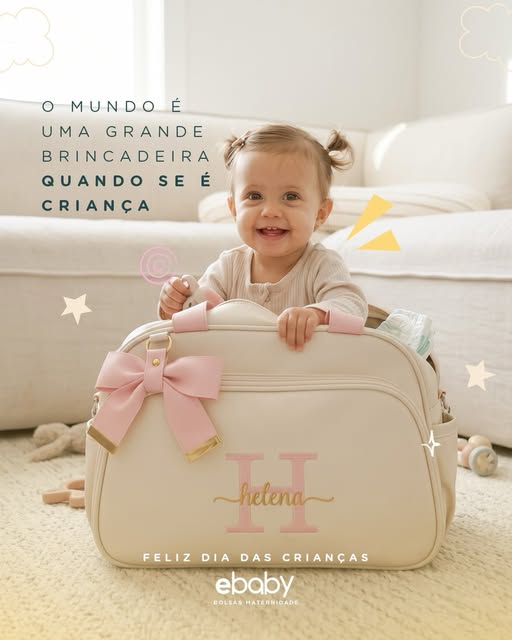 Bebê sorrindo dentro de uma bolsa maternidade eBaby bordada com o nome Helena