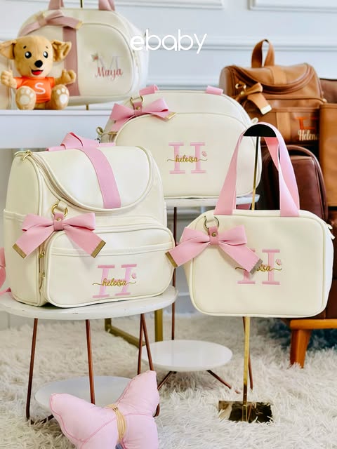 Coleção de bolsas maternidade eBaby com laço rosa e bordado Heloísa